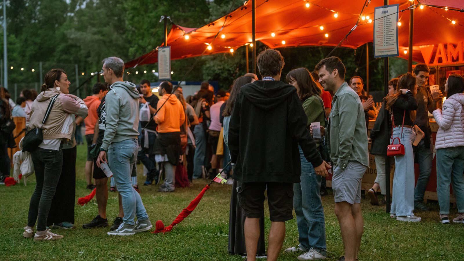 Soirée d’été dans un camping, terrasse éclairée et guirlandes lumineuses